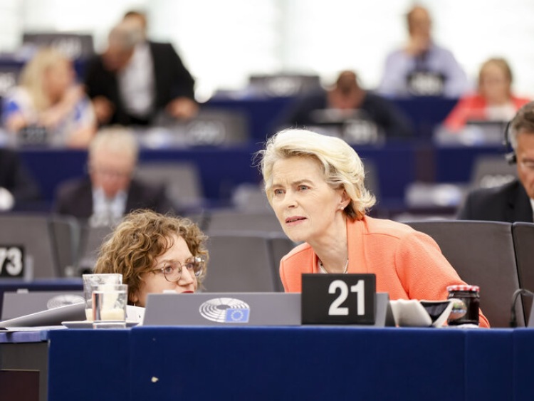 Ursula von der Leyen gra na czas wbrew swoim komisarzom